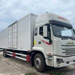 JAC DAWOS 7.4 TẤN - THÙNG KÍN 10m CONTAINER 1 CỬA 2 CÁNH ( Nóc cao) JAC DAWOS 7.4 TẤN - THÙNG KÍN 10m CONTAINER 1 CỬA 2 CÁNH ( Nóc cao)